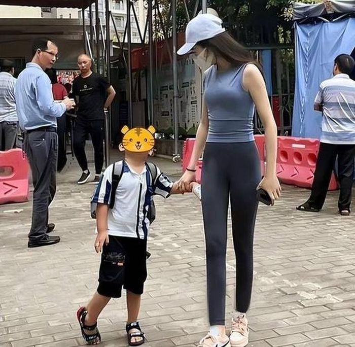 Phản pháo lại lời của các phụ huynh, chị này cho hay, trước đây đi đón con, chị cũng ăn mặc bình thường.