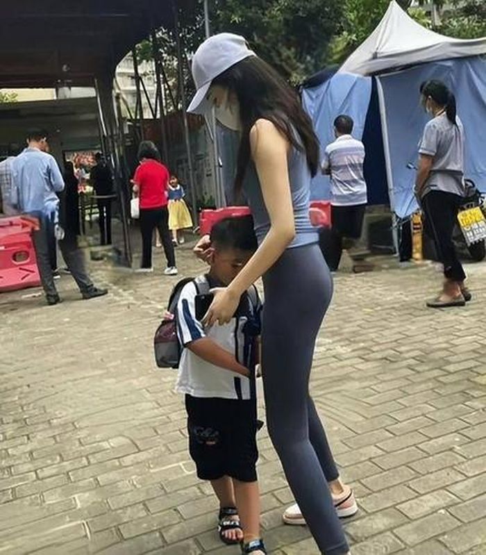 Theo nhận định của nhiều người, các bậc phụ huynh, đặc biệt là ở thành phố, họ không có thời gian trưng diện như chị, vừa làm công việc nhà hoặc buôn gánh bán bưng, tới giờ thì buông ra đi đón con. Như vậy đòi hỏi họ mặc đẹp thì làm sao được.