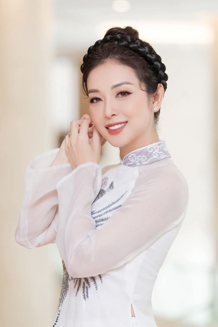 Jennifer Phạm xinh đẹp trong tà áo dài.