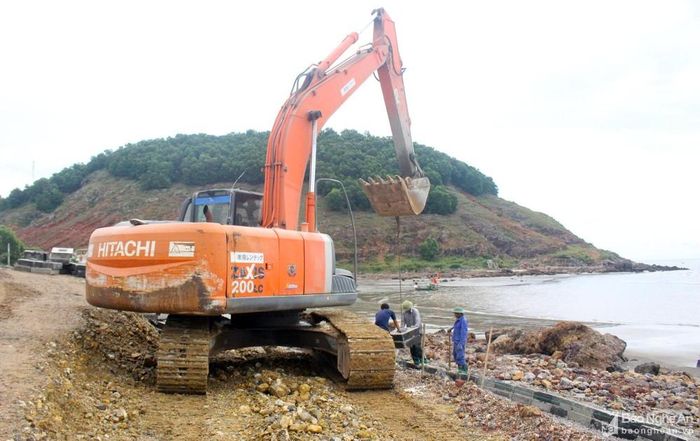 Những năm qua, Nghệ An đã tập trung nâng cấp các tuyến đê biển, nâng cao năng lực phòng chống thiên tai. Ảnh: Tư liệu Phú Hương