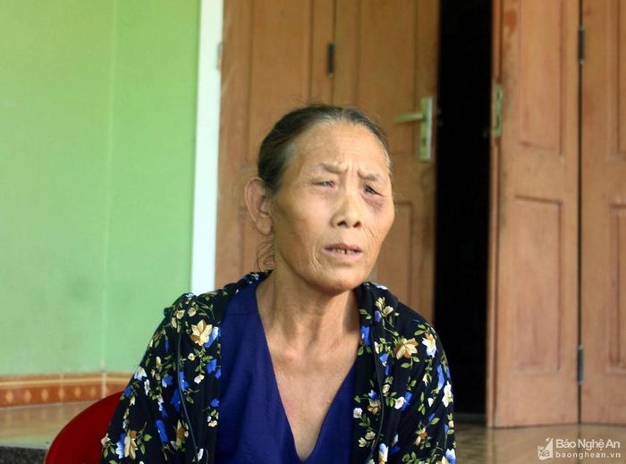 Bà Quy kể về những lần chạy "sơ tán" khi mưa lớn. Ảnh: Phú Hương