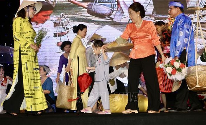 Hàng chục tiểu thương cùng con cháu tham gia tiết mục “Nét xưa”.