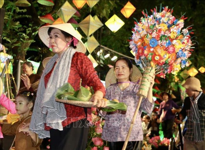Nét đẹp tiểu thương chợ Đông Ba trong thời chiến tranh được tái hiện chân thật trong đêm diễn.
