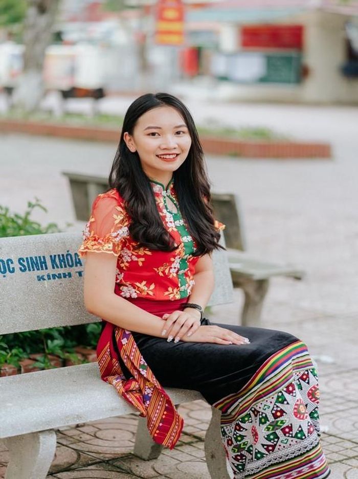 Cô gái Thái (Quỳ Châu, Nghệ An) khoác lên mình bộ trang phục của dân tộc