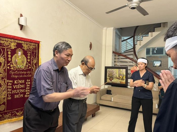 Thắp thắp hương viếng tưởng niệm tại nhà riêng đồng nghiệp Phan Thị Vân Ngà.