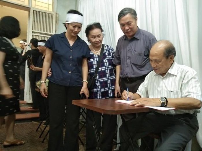 Nhà báo Trần Đình Thảo lưu bút tại sổ tang của gia đình đồng nghiệp Phan Thị Vân Ngà.