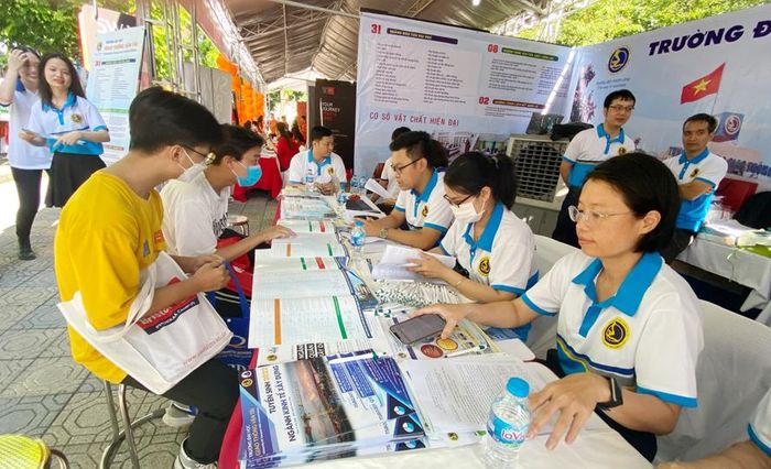 Thí sinh tìm hiểu thông tin xét tuyển đại học, cao đẳng ngành giáo dục mầm non năm 2022 tại Hà Nội.