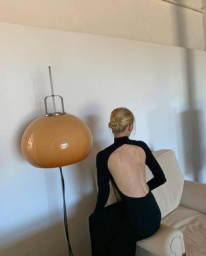 Tóc búi cổ điển rất hợp với các kiểu đầm dạ hội hở lưng. Hoặc bạn có thể kết hợp khuyên tai và khoe cổ 3 ngấn xinh đẹp