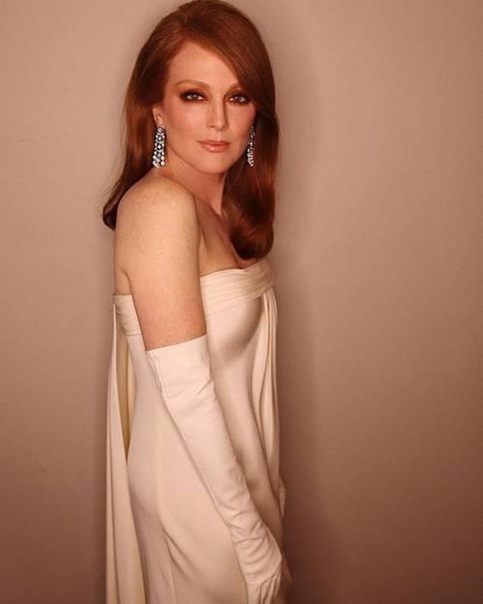 Julianne Moore trẻ mãi không già ở tuổi 50, quyến rũ và đẹp mặn mà đằm thắm với mái tóc màu hạt dẻ bồng bềnh óng mượt