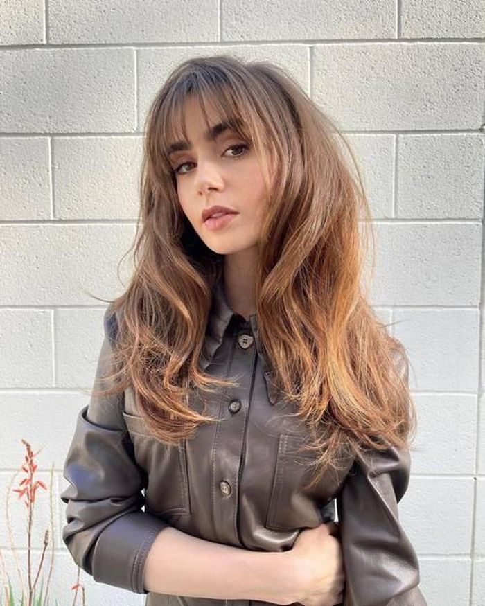 LiLy Collins trông như một búp bê Barbie, thật quyến rũ ngọt ngào và trẻ trung với mái tóc nâu hạt dẻ tỉa dài ôm lấy gương mặt