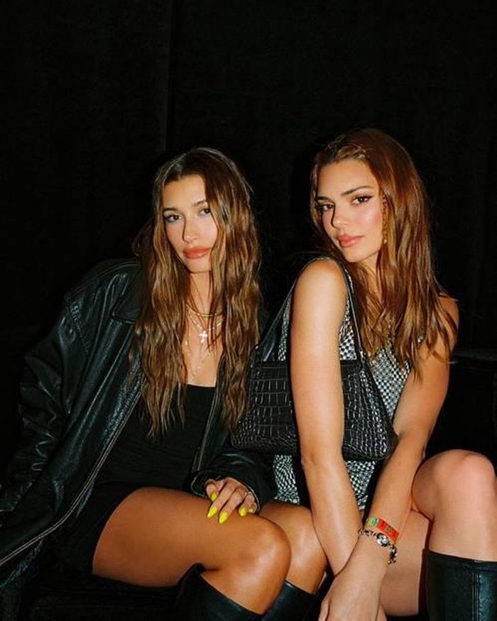 Hay kiểu gỗ sồi ướt át như "nàng tiên cá" thế này của hai cô nàng siêu mẫu Hailey Bieber và Kendall Jenner