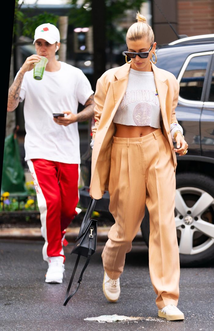 Đây không phải lần duy nhất Justin Bieber xuất hiện có phần giản dị hơn so với vợ. Nhiều người hâm mộ cho rằng nam ca sĩ muốn dành trọn mọi sự chú ý cho vợ khi ở đám đông nên thường xuyên không phối đồ cầu kỳ. Ảnh: Grazia.
