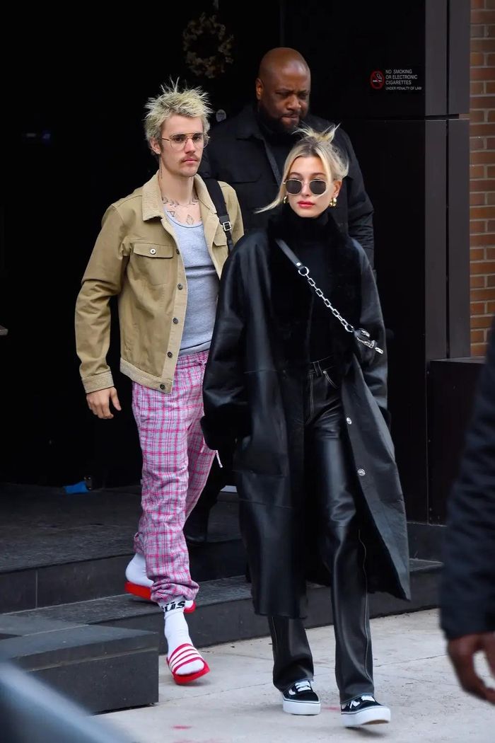 Justin Bieber cũng không ngại xuất hiện cùng vợ trong diện mạo đầu bù tóc rối, mặc áo ba lỗ tuềnh toàng hay quần ngủ, dép lê. Ảnh: Harper's Baazar.