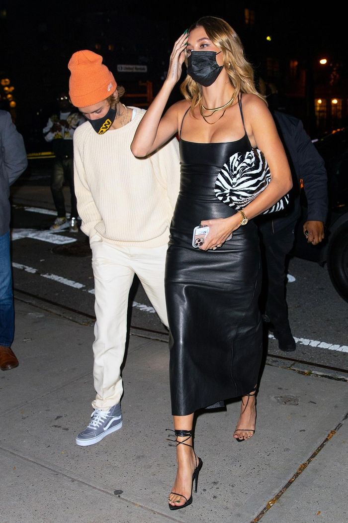 Phong cách thời trang của Hailey Bieber luôn được đánh giá cao. Vào những dịp đặc biệt, cô khoe dáng trong những mẫu váy lộng lẫy với giày cao gót quyến rũ. Ảnh: babylino, Grazia.