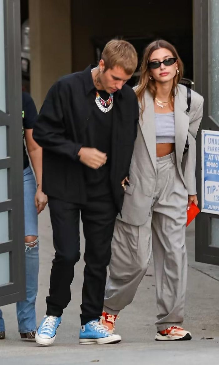 Bên cạnh những lần ăn mặc đối lập, vợ chồng Justin Bieber cũng thường chọn những bộ đồ mang phong cách và màu sắc ăn nhập với nhau. Gu thời trang của họ cũng linh hoạt, không bó buộc ở phong cách nào. Ảnh: Hola, Vogue.