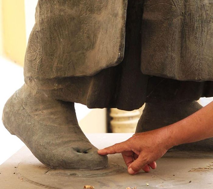 Lỗ thủng trên mu bàn chân phải của Quách Đàm