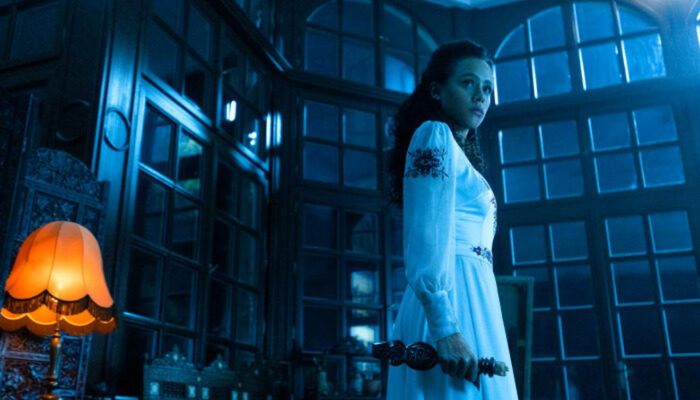Nathalie Emmanuel trong vai Evie