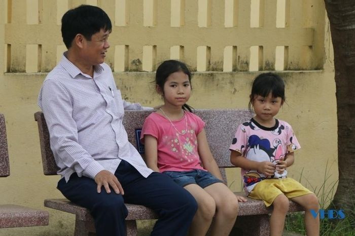 Khuôn viên đình làng được trang bị ghế đá để người dân trong làng cùng ra vui chơi, trò chuyện.
