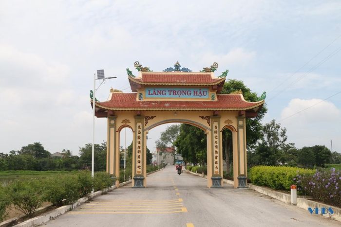 Theo trưởng thôn Trọng Hậu Lê Hữu Dụng, cuối năm 2021 thôn Trọng Hậu được công nhận thôn nông thôn mới kiểu mẫu. Việc xây dựng, hoàn thành các tiêu chí nông thôn mới kiểu mẫu ở Trọng Hậu, ngoài công đóng góp của người dân địa phương còn có sự chung tay hướng về quê hương của đông đảo con em Trọng Hậu xa quê. Việc xã hội hóa nguồn kinh phí xây dựng các hạng mục công trình (cổng làng, đường làng, cống rãnh...) ở Trọng Hậu đạt trên 50%, ước tính khoảng 1,8 tỷ đồng.