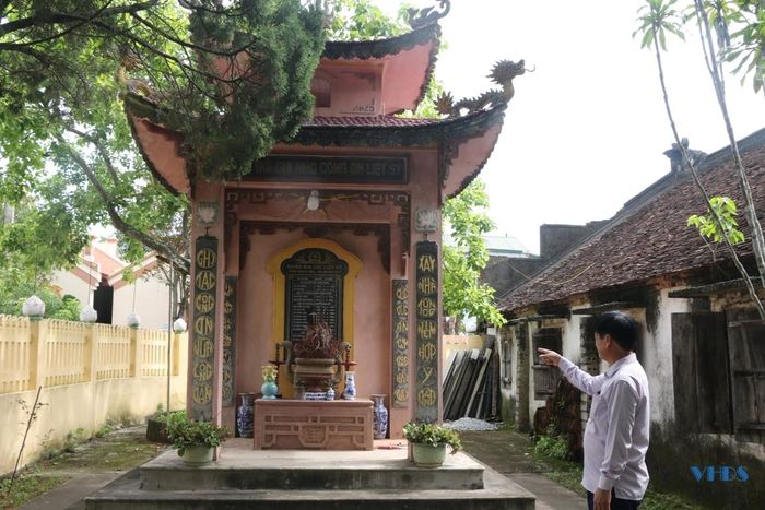 Cũng trong không gian di tích đình làng Trọng Hậu, còn có bia ghi danh tưởng nhớ các anh hùng liệt sĩ của làng đã ngã xuống vì Tổ quốc, Nhân dân.