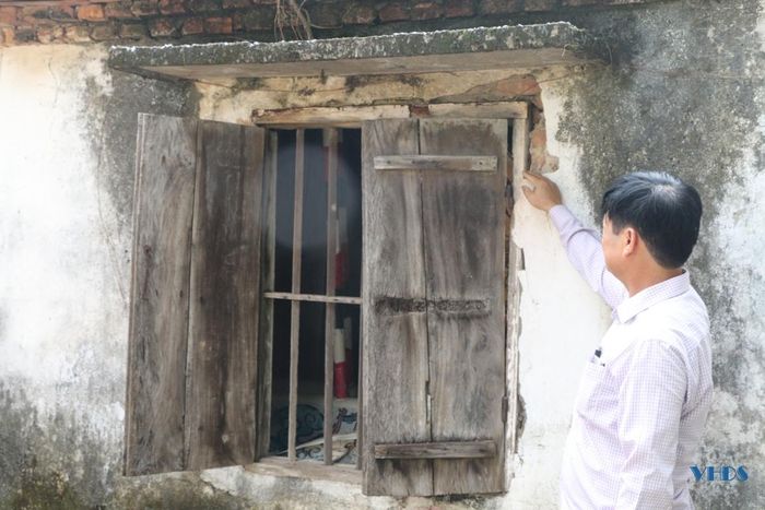 Cửa sổ phía sau đình xập xệ, xuống cấp. Ông Lê Hữu Dụng, Trưởng thôn Trọng Hậu cho biết: “Nếu được sự cho phép và hỗ trợ một phần kinh phí của các cấp chính quyền, người dân Trọng Hậu sẵn sàng đóng góp, kêu gọi con em xa quê chung tay để trùng tu di tích".