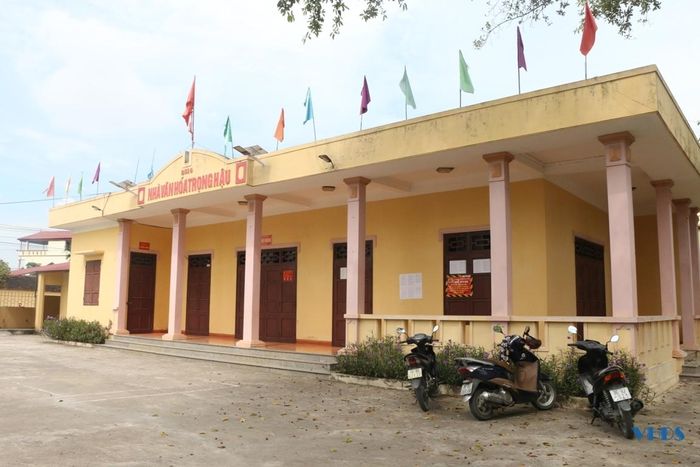 Kế bên đình làng là nhà văn hóa thôn được xây mới khang trang, là nơi để người dân tập trung sinh hoạt, họp bàn các vấn đề của thôn.