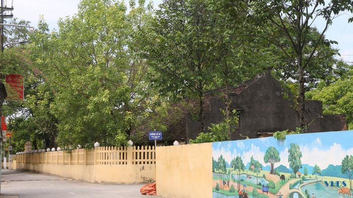 Đình làng Trọng Hậu cổ kính và bình yên, nằm giữa không gian nông thôn mới đang từng ngày phát triển.