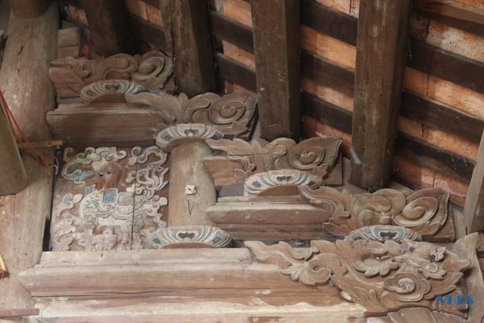 Đình làng Trọng Hậu có lịch sử ra đời và tồn tại trên 150 năm. Di tích không quá nổi bật bởi các mảng chạm khắc cầu kỳ mà thiên về sự đơn giản, chắc chắn.