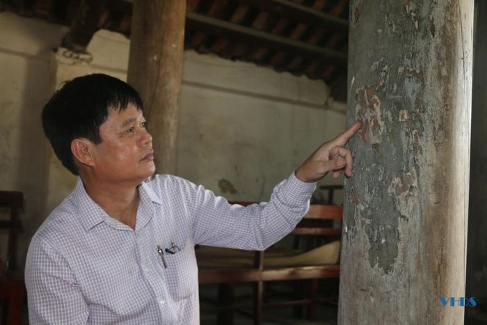 Tuy nhiên, cũng như nhiều công trình gỗ, trước “sức ép” của thời gian, đình làng Trọng Hậu nhiều năm qua đang dần xuống cấp. Những cột gỗ bị mối mọt được người dân chắp vá bằng xi măng đang bong tróc từng mảng.