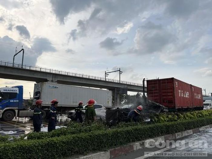 Cảnh sát PCCC nhanh chóng có mặt dập tắt ngọn lửa.