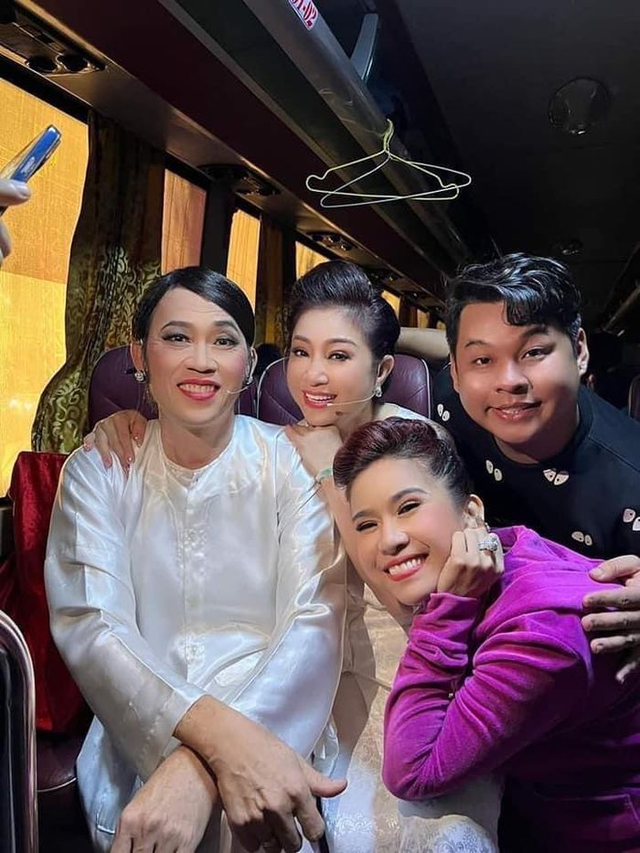 NSƯT Hoài Linh (ngoài cùng bên trái) cùng các nghệ sĩ được khán giả bày tỏ tình cảm yêu quý tại nhiều điểm diễn
