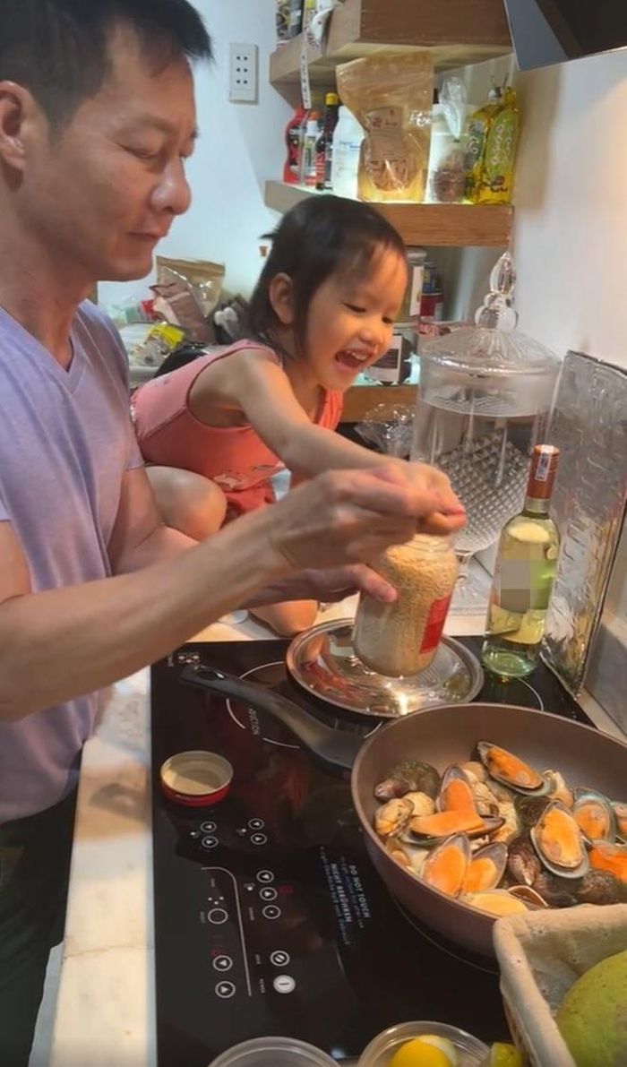 Anh thêm một chút hạt nêm tăng phần đậm đà, không nên cho nhiều vì các loại hải sản này đã có độ mặn nhất định. 