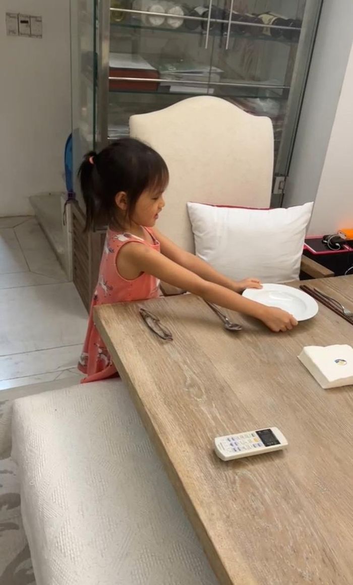 Trong thời gian chờ món ăn hoàn thành, Phan Như Thảo hướng dẫn con gái lấy chén dĩa. Cô bé cũng rất tự lập sắp xếp đồ ra bàn ăn.