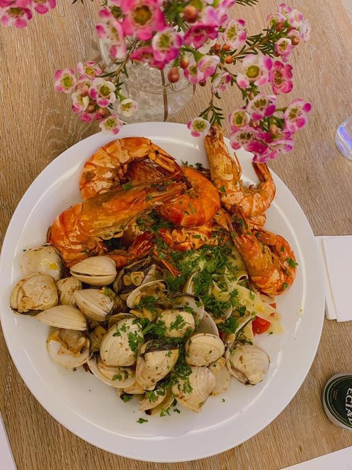 "Chồng nấu mì tôm ăn cho gọn" nhưng món mì nhà Phan Như Thảo lại ú ụ tôm, ngao hấp dẫn.
