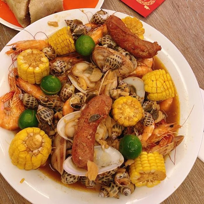 Đại gia 60 tuổi còn từng chế biến hải sản theo kiểu sốt Cajun trông rất ngon mắt.