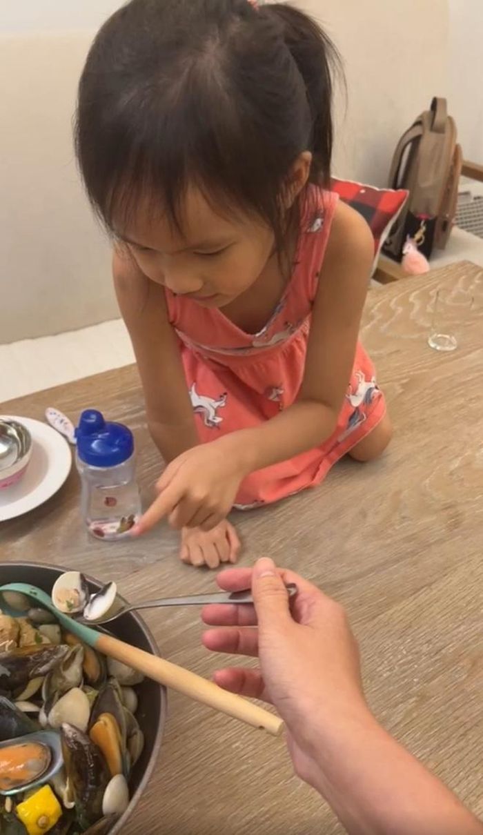 Cô bé Bồ Câu muốn ăn cơm, tuy nhiên nhóc tỳ cũng ăn thử ngao và gật gù khi mẹ hỏi: "Ngon không?" Đồng thời, tiểu công chúa bày tỏ: "Một chút xíu nóng" vì món ăn còn nóng hổi.