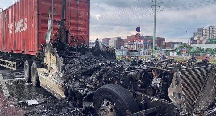 Đầu xe container bị thiêu rụi. Ảnh: Đình Văn
