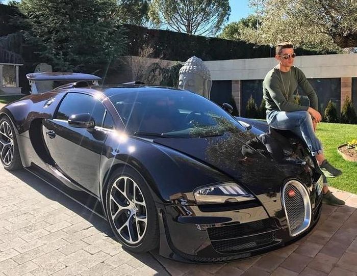 Ronaldo cũng muốn lắp đặt thang máy chuyên biệt cho ô tô và hầm để dàn siêu xe của mình tại dinh thự