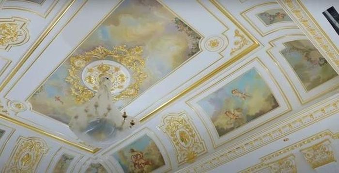 Căn nhà được định hướng theo phong cách cổ điển châu Âu nên nên phần mái vòm bên trên được xây cong vô cùng tinh tế.