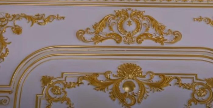 Một thanh trên cột trụ nhà cần đến 6 tệp vàng, tương ứng với 3 chỉ vàng. Theo đó, để dát vàng căn penthouse 350m2 như thế này thì gia chủ cần chịu chi ra hơn 200 cây vàng. Nguồn ảnh: chụp màn hình Nhato