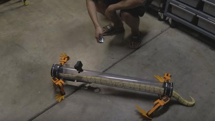 Phần thân chính của robot là một ống nhựa trong suốt. Ảnh: Youtube Alen Pan.