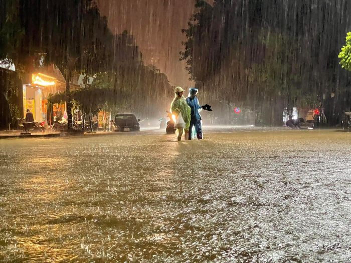  Khoảng 23h, mưa lớn kèm gió giật. Lượng mưa đo được tại Bãi Cháy, TP Hạ Long là hơn 250ml. 