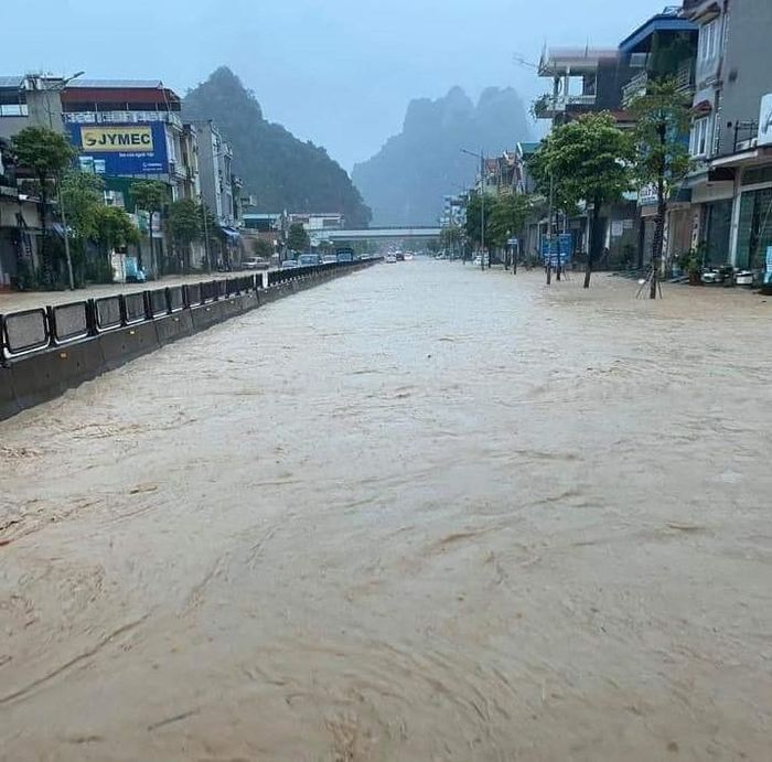  Đoạn đường này thường xuyên ngập sâu, mặc dù nhiều lần được sửa chữa, nâng cấp như cứ mưa là ngập. 