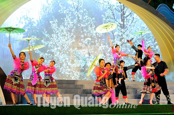 Màn hát múa của đội nghệ thuật thành phố Tuyên Quang.