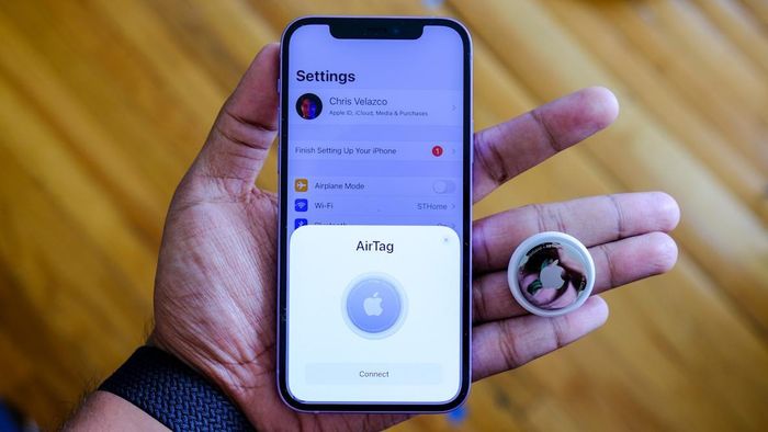 Bộ Tư pháp Mỹ cho rằng Apple đã có hành vi cạnh tranh không lành mạnh với sản phẩm AirTag của hãng. Ảnh: Engadget.