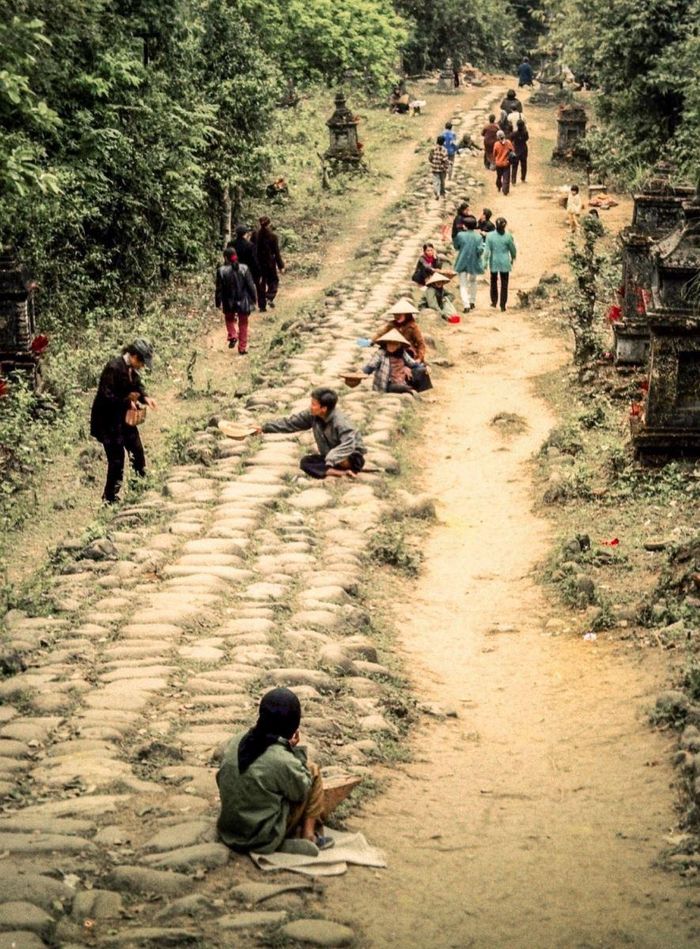 Những người ăn mày ở con dốc lên chùa Lân năm 1996