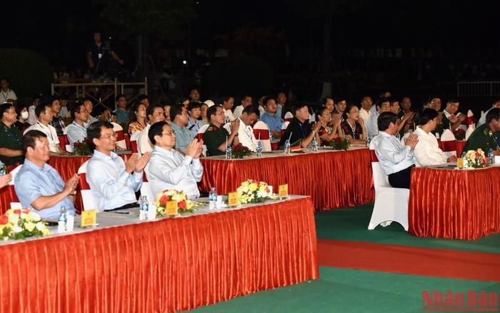 Thủ tướng Phạm Minh Chính và các đại biểu tham dự Festival “Tinh hoa Tây Bắc”-2022. (Ảnh: Trần Hải)