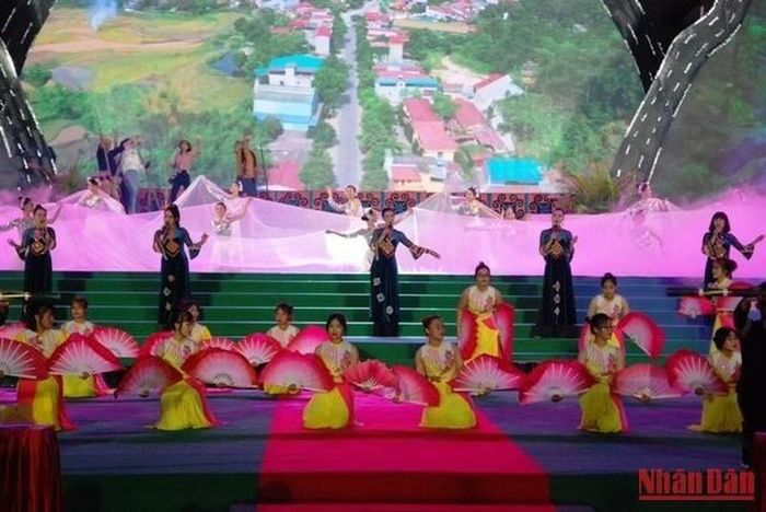 Múa quạt dân tộc Giáy huyện Bát Xát.