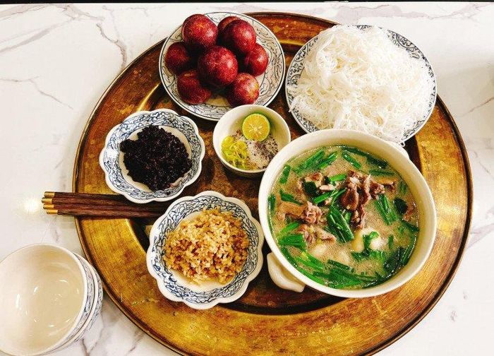 Mâm cơm vào dịp Tết Đoan Ngọ nhà Phương Oanh với món vịt om sấu do chính cô thực hiện. Cư dân mạng còn để ý tới chiếc mâm đồng đậm chất xưa.