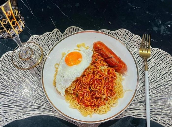 Mỹ nhân quê Hà Nam từng khoe "một chút fast food cho nàng FA" với các món ăn được cô trình bày và đặt tên mỹ miều: "Cơm rang royal", "mì xào quý tộc". Nữ diễn viên cũng hướng dẫn mọi người cách làm 2 món ăn cực nhanh này.